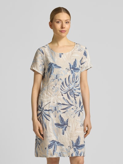 Kobiece modelka nosi sukienkę Knielanges Kleid aus Leinen-Mix Modell 'Sa44idaa' von ZABAIONE, mieszanka lnu i bawełny, prosty krój, długość do kolan, wzór na całej powierzchni, okrągły dekolt, szerokość w rozmiarze S: 48 cm, długość tyłu w rozmiarze S: 93 cm, długość rękawów w rozmiarze S: 16 cm, delikatna struktura, jasnobeżowe i niebieskie odcienie, całkowity widok z przodu