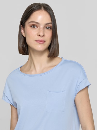 Vrouwenmodel draagt Regular Fit T-shirt uit puur katoen van s.Oliver RED LABEL in look: effen, boothals, korte mouw, jersey materiaal. Nahaufnahme bovenlichaam.