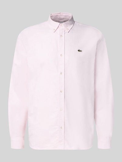 Produktfoto, Regular Fit Freizeithemd aus reiner Baumwolle von Lacoste in Hellrosa mit Knopfleiste und Logo auf grauem Hintergrund. Herren Freizeithemd von Lacoste.