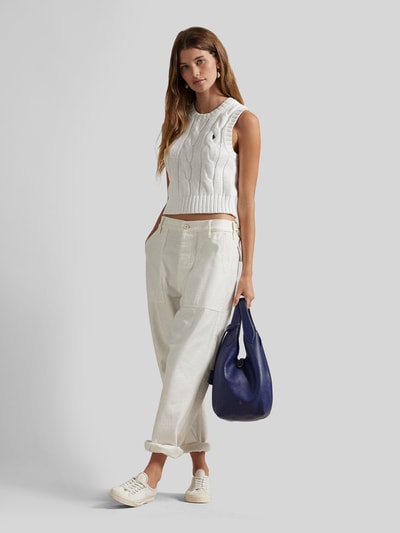 Modelka nosi Bezrękawnik z wyhaftowanym logo od Polo Ralph Lauren, bawełna, krój regular fit, prążkowane wykończenia, okrągły dekolt, długość tyłu w rozmiarze S: 48 cm, jasna faktura, całkowity widok z przodu.