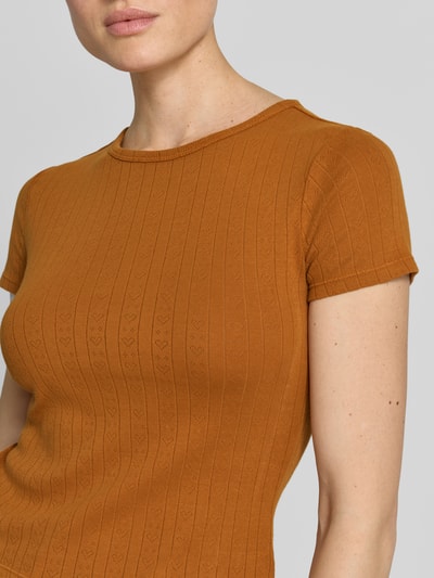 Vrouwenmodel draagt T-Shirt in Pointelle-Strick mit Rundhalsausschnitt van Jake*s Casual in oranjebruin, nauwsluitende fit, puur katoen, detailopname bovenlichaam.