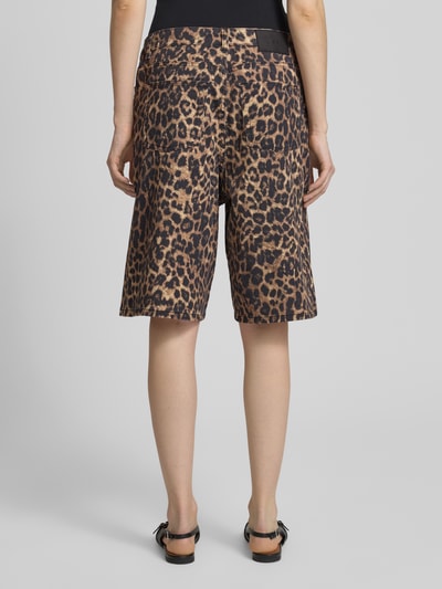 Frauenmodel trägt Shorts im 5-Pocket-Design Modell 'SARAH KYOTO' von JJXX, Baumwoll-Mix mit Stretch-Anteil, Baggy Fit, Ganzkörperansicht Rückansicht.