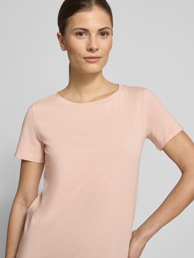 Vrouwenmodel draagt Slim Fit T-Shirt aus Baumwoll-Mix Modell 'MULTIB' van Weekend Max Mara in effen lichtroze, ronde hals, korte mouw, label stitching, materiaal katoenmix, close-up bovenlichaam.
