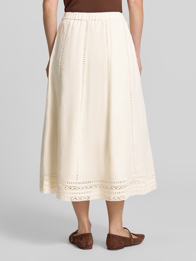 Frauenmodel trägt Ausgestellter Maxi-Rock aus reinem Leinen von Weekend Max Mara, Optik: Unifarben, Passform: Regular-Fit, Länge: Maxi, Details: Lochstickerei, Bundabschluss: Elastisch, Materialverarbeitung: Flammgarn, Material: reines Leinen, Ganzkörperansicht Rückansicht.