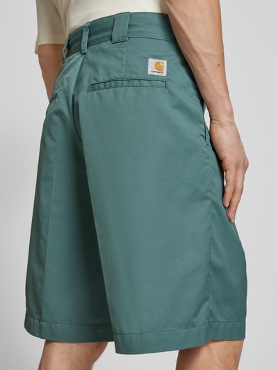 Carhartt Work In Progress Bermudy z kieszeniami z tyłu model ‘CRAFT SHORT’ Ciemnozielony 3