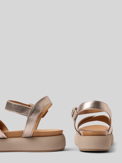 Produktfoto, Sandalette aus Leder mit Plateausohle von INUOVO in Metallic-Rose, abgerundete Spitze, Riemen mit Dornschließe, 3 cm Absatz, strukturierte Sohle, seitliche und Rückansicht auf neutralgrauem Hintergrund.