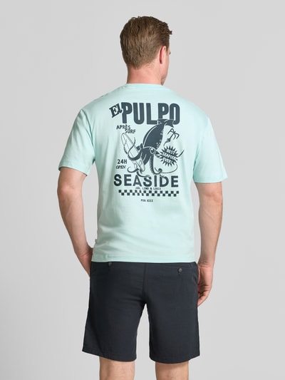 Männermodel trägt Regular Fit T-Shirt aus reiner Baumwolle von s.Oliver RED LABEL in lichtblauw met grote print op de rug, ganzkörperansicht rückansicht.