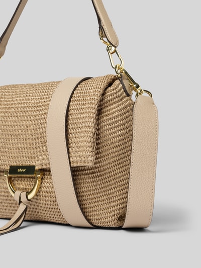 Produktfoto, Handtasche mit Logo-Detail Modell 'Temi' von Abro in Flecht-Optik, Magnetverschluss, Abnehmbarer Schulterriemen, Breite 32 cm, Länge 22 cm, Tiefe 10 cm, Länge Schulterriemen 54 cm, Hauptfach mit Überschlag, natürliche Beige- und Cremetöne, strukturierte und glatte Textur.