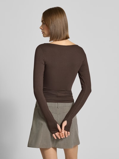 Frauenmodel trägt Slim Fit Longsleeve aus Viskose-Mix Modell 'Soft' von Gina Tricot in Braun, Wickel-Optik, Rückenlänge 45 cm, Ganzkörperansicht Rückansicht.