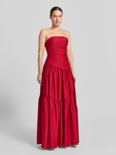 Modelka kobieca nosi sukienkę wieczorową 'Abendkleid im Stufen-Look' od Luxuar w kolorze czerwonym, krój taliowany, długa sukienka, bez rękawów, efekt stopniowania, zamek błyskawiczny z tyłu, długość tyłu w rozmiarze 36: 125 cm, szerokość klatki piersiowej w rozmiarze 36: 34 cm, zdjęcie całej sylwetki z przodu.