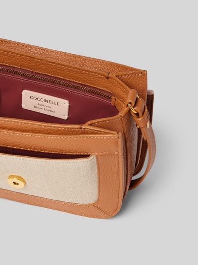 Coccinelle Crossbody Bag mit Label-Detail Cognac 5