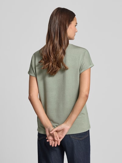 Frauenmodel trägt Relaxed Fit T-Shirt aus Viskose-Mix von Christian Berg Woman in Grün mit Glitzer-Optik, Rückenlänge 63 cm, Ganzkörperansicht Rückansicht.