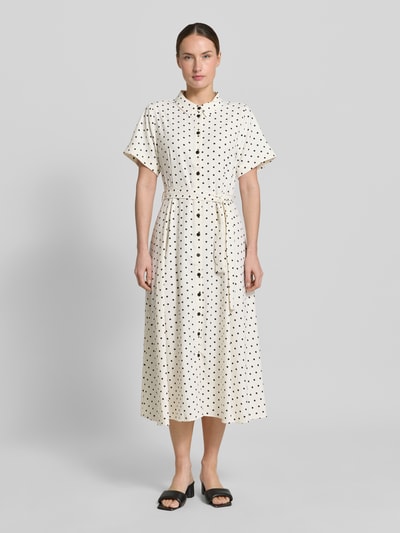 Frauenmodel trägt Hemdblusenkleid mit Bindegürtel Modell 'BlakeLL' von LOLLYS LAUNDRY, Taillierter Schnitt, Midi, gepunktet, Ganzkörperansicht von vorne.