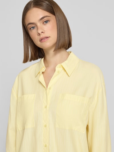 Frauenmodel trägt Loose Fit Hemdbluse mit Baumwoll-Anteil Modell 'MELIA' von Pieces, Optik:Allover-Muster, Nahaufnahme Oberkörper.