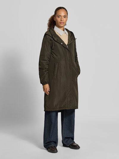 Frauenmodel trägt Regular Fit Parka mit Kapuzenkragen von Marc O'Polo in Olivgrün, glatte Oberfläche, Ganzkörperansicht von vorne, Damen Parka.