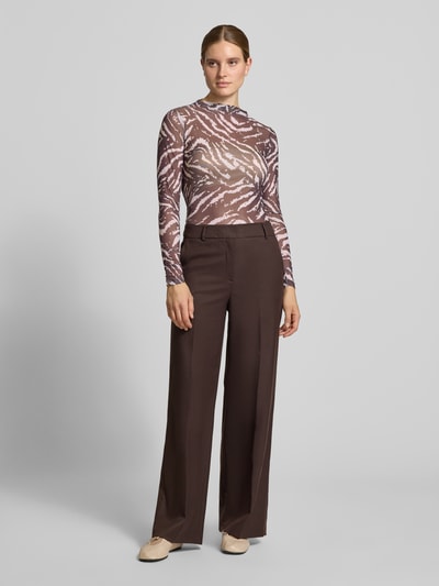 Vrouwenmodel draagt Slim Fit Longsleeve in semi-transparant design van comma, recht model, met lange mouwen, ruglengte maat 36: 56 cm, geheellichaamsaanzicht van voren