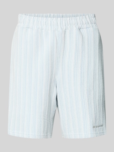 Produktfoto, Straight Fit Shorts mit Strukturmuster Modell 'Forno' von Pegador, Herren Shorts aus Reine Baumwolle, elastischer Bund, hellblaue und weiße Streifenoptik, Bundweite 42 cm, Innenbeinlänge 23 cm, Struktur wirkt weich und strukturiert.