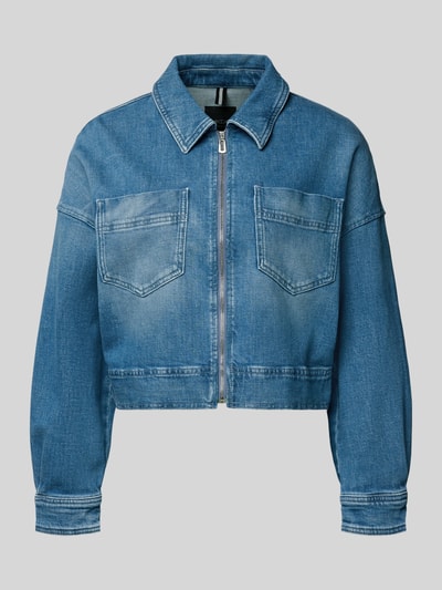 Productfoto, Cropped Jeansjacke uit katoenmix van Marc Cain, recht fit, blauwe kleur, opstaande kraag, ritssluiting, borstzakken, lengte 48 cm, schouderbreedte 44 cm, borstwijdte 50 cm, mouwlengte 52 cm