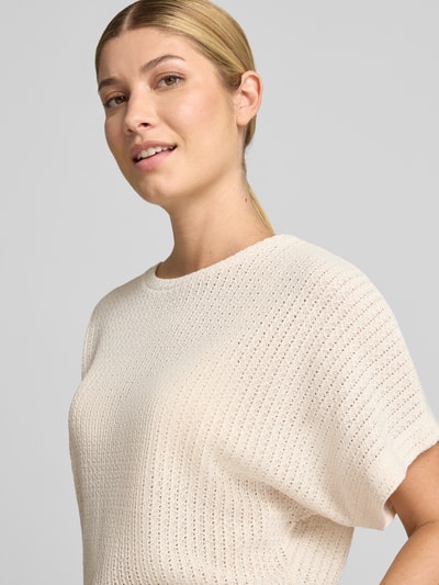 Frauenmodel trägt Regular Fit T-Shirt mit Baumwoll-Anteil Modell 'SC-GINGER 1' von Soyaconcept, cremefarben, strukturierte Textur, Nahaufnahme Oberkörper, Damen T-Shirt von Soyaconcept.