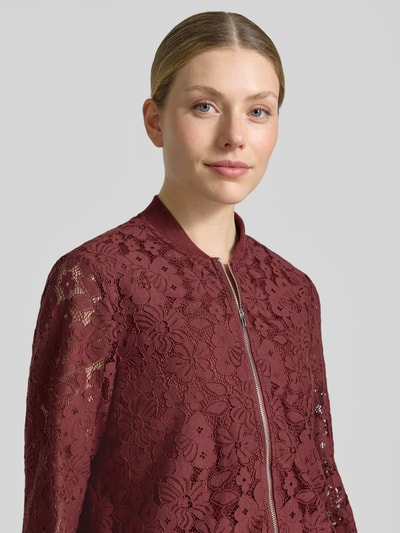 Frauenmodel trägt Regular Fit Blouson aus Baumwoll-Mix Modell 'HONEY' von Vero Moda, Optik:Allover-Muster, floral, Häkel-Struktur, Nahaufnahme Oberkörper.