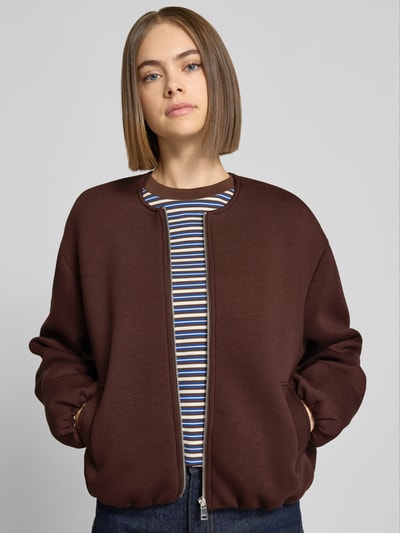 Kobiece modelka nosi Regular Fit Sweatjack mit Viskose-Anteil Modell 'LELLIE' od ONLY, bluza rozpinana damska, ciemnobrązowa, przód, zbliżenie górnej części ciała