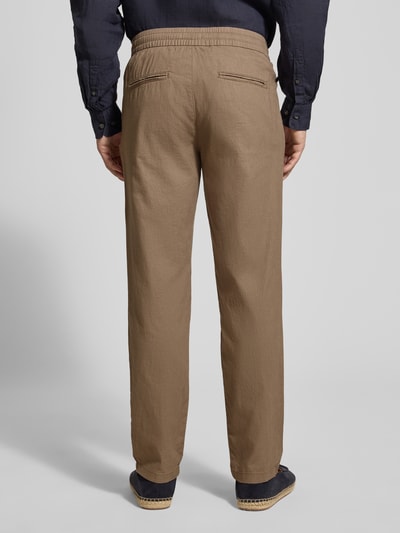 Mannelijk model draagt lichte bruine Straight Fit Leinenhose met elastische tailleband Modell 'Barton' van Matinique, rugaanzicht, linnenmix met katoen, achterzakken, elastische band met trekkoord, maat M bundwijdte 34 cm, binnenbeenlengte 78 cm.