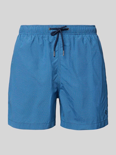 Produktfoto, Badehose mit Label-Stitching und elastischem Bund von MCNEAL in Blau mit feiner Musterstruktur, Regular Fit, Tunnelzug, grauer Hintergrund