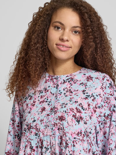 Frauenmodel trägt Regular Fit Langarmbluse aus Viskose-Baumwoll-Mix von Marc O'Polo Denim mit Optik:Allover-Muster, floral, Nahaufnahme Oberkörper.