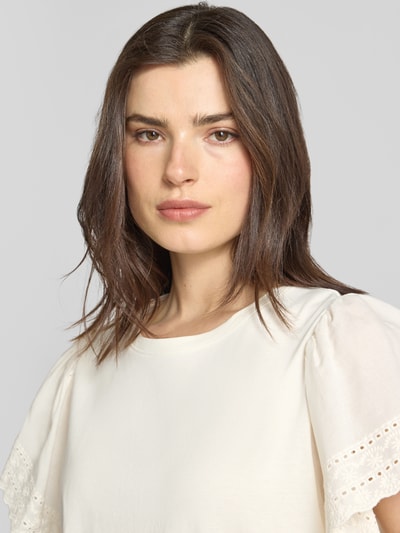 Vrouwenmodel draagt Regular Fit blouse met floral stitching model 'Lima' van Mustang, puur katoen, ronde hals, logopatch, nahaufnahme bovenlichaam.