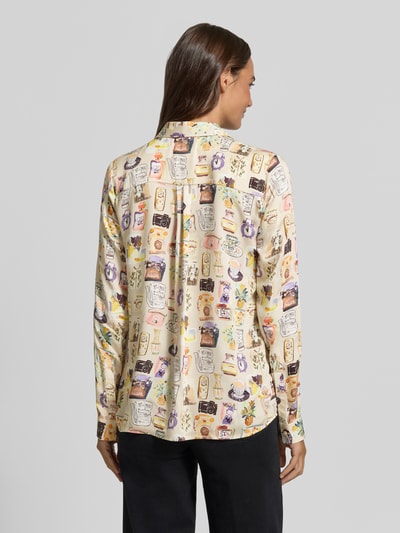 Frauenmodel trägt Langarmbluse mit verdeckter Knopfleiste von MILANO ITALY, helle Farben, Allover-Motiv-Print, Ganzkörperansicht Rückansicht.