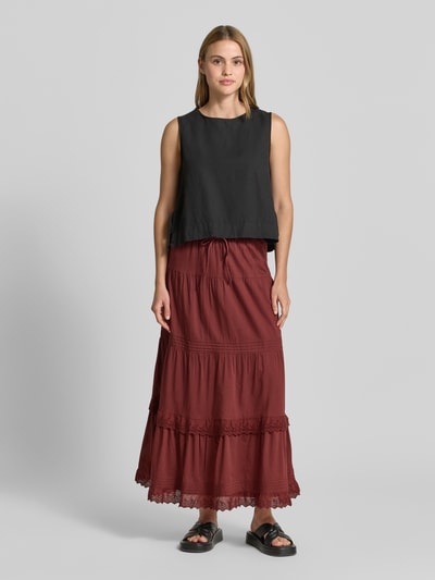 Frauenmodel trägt Schmaler Maxi-Rock aus reiner Baumwolle Modell 'SANDY' von Vero Moda, Optik: Unifarben, Passform: Regular-Fit, Schmal, Maxi-Länge, Bundabschluss: Elastisch mit Tunnelzug, Material: Reine Baumwolle, Ganzkörperansicht von vorne