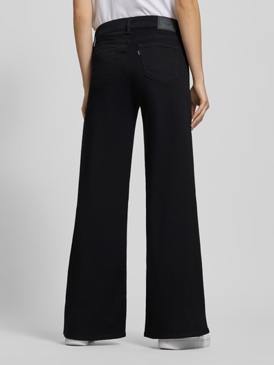 Vrouwenmodel draagt Jeans met 5-Pocket-Design van Levi's®, zwart, losjes vallend, katoenmix met stretch, achteraanzicht volledige lengte.