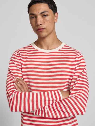 Männermodel trägt Longsleeve aus Leinen-Mix von Closed in Rot und Weiß mit Rundhalsausschnitt, Strick-Optik, Regular-Fit, Nahaufnahme Oberkörper.