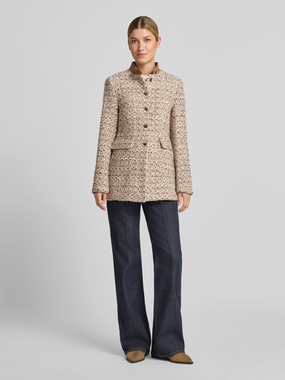 Frauenmodel trägt Longblazer mit Woll-Anteil von White Label, Bouclé-Optik, Knopfleiste, Pattentaschen, Beige und Braun, Ganzkörperansicht von vorne.