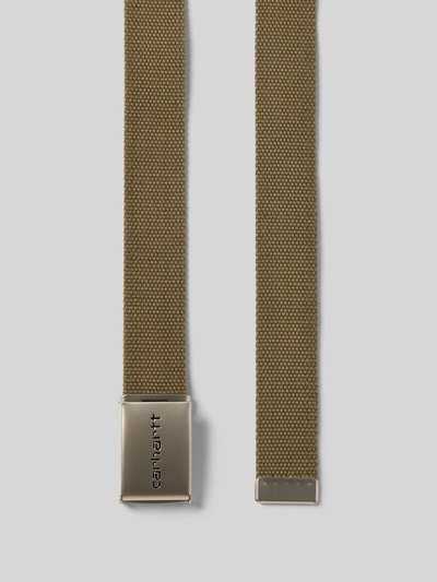 Produktfoto, Gürtel mit Label-Detail von Carhartt Work In Progress, klassische Passform, olivgrünes Gewebe, Metallschließe, Breite 3 cm.