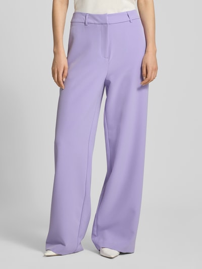 Frauenmodel trägt Wide Fit Stoffhose Modell 'Jana' von GUIDO MARIA KRETSCHMER WOMAN, fliederfarben, Elastischer-Material-Mix, Ganzkörperansicht von vorne, Bundweite 40 cm, Innenbeinlänge 83 cm, Haken- und Reißverschluss.