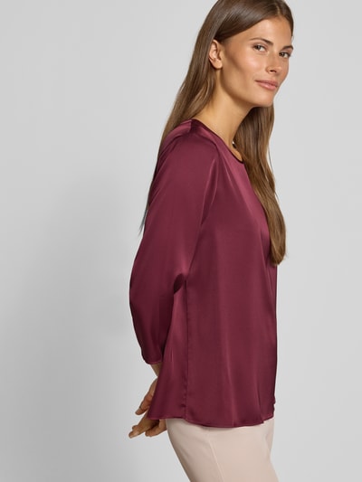 Vrouwenmodel draagt blouse uit satijn van Rinascimento, materiaalmix met stretch, getailleerde pasvorm, ronde hals, met lange mouwen, zijaanzicht, nahaufnahme bovenlichaam.