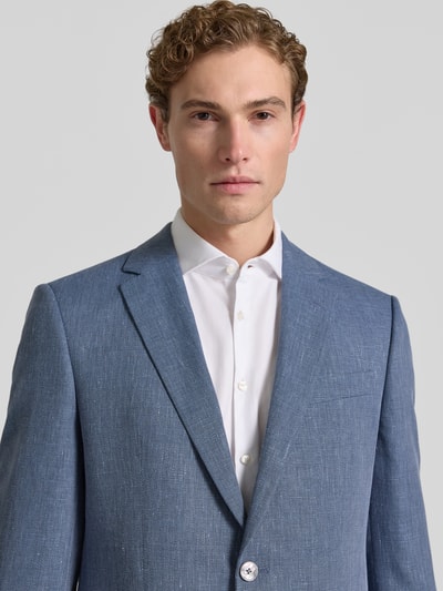 Männermodel trägt Regular Fit Anzugsakko aus Leinen-Mix Modell 'JASPER' von BOSS, Melange-Optik, Webware, Nahaufnahme Oberkörper.