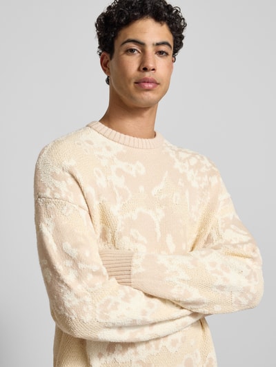 Männermodel draagt Oversized Strickpullover met gerippten Abschlüssen van G-star in beige met katoenmix en wol, ribboorden, ronde hals, Nahaufnahme Oberkörper.