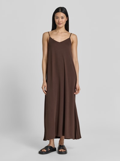 Frauenmodel trägt Midikleid aus Modal-Mix mit Spaghettiträgern von Jake*s Casual in Braun, A-Linie, V-Ausschnitt, fließende Struktur, Ganzkörperansicht von vorne. Rückenlänge bei Größe S: 100 cm, Brustweite 38 cm.