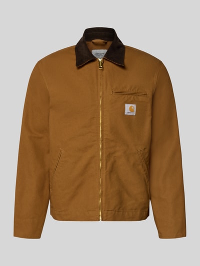 Produktfoto, Jacke mit Label-Detail Modell 'Detroit' von Carhartt Work In Progress in Braun aus Reine Baumwolle, Regular-Fit, Umlegekragen, Reißverschluss, Label-Detail, Maße: Rückenlänge 65 cm, Schulterbreite 47 cm, Brustweite 56 cm, Ärmellänge 64 cm.