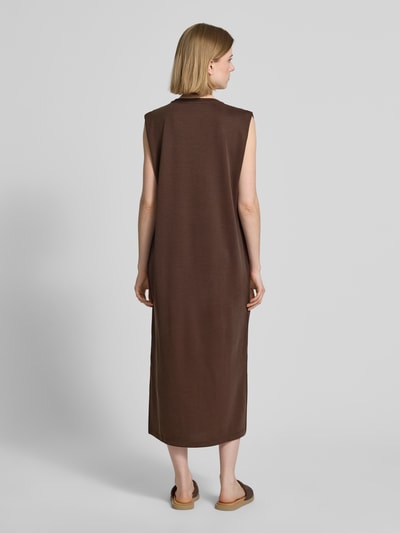 Frauenmodel trägt Midikleid aus Modal-Mix mit Rundhalsausschnitt von Jake*s Collection, braune Farbe, gerader Schnitt, Rückansicht Ganzkörperansicht.