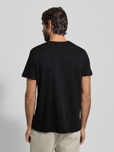 Männermodel trägt T-Shirt mit V-Ausschnitt im 2er-Pack Modell 'ComfortS' von BOSS, unifarben, Baumwolle, Ganzkörperansicht Rückansicht.