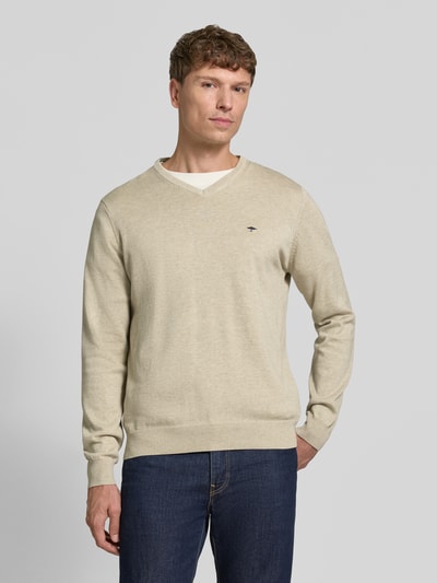 Männermodel trägt Strickpullover mit Label-Strickerei von Fynch-Hatton in Beige aus reiner Baumwolle, geradem Schnitt, Ganzkörperansicht von vorne.