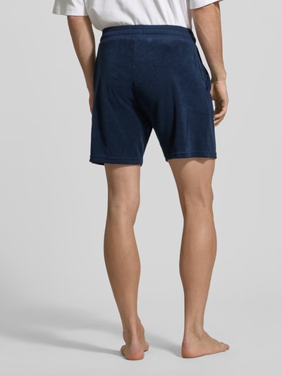 Männermodel trägt Regular Fit Sweatshorts aus Baumwoll-Mix Modell 'TERRANCE' von HUGO, Optik: Unifarben, Ganzkörperansicht Rückansicht.