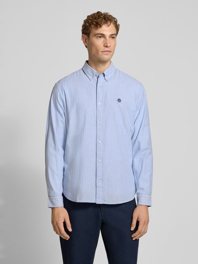 Männermodel trägt Regular fit vrijetijdsoverhemd uit puur katoen met labelstitching, button-downkraag, MCNEAL, voorkant volledig, Ruglengte maat M 76 cm, Schouderbreedte maat M 48 cm, mouwlengte maat M 66 cm.