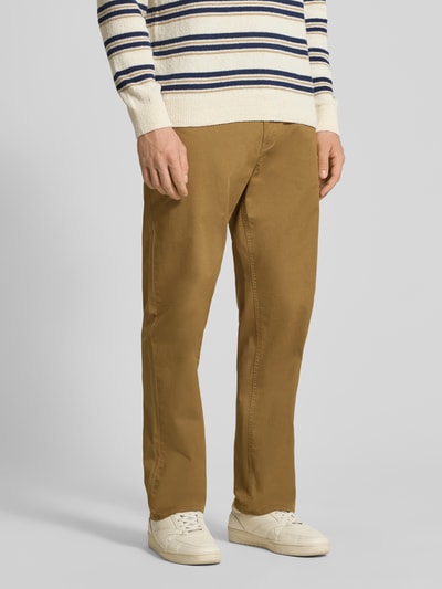 Mężczyznamodel nosi chinosy Chino mit Eingrifftaschen Modell 'MADDOX' von Blend, mieszanka bawełny i elastanu, krój regular fit, wpuszczane kieszenie, szerokość w rozmiarze 32/32: 17 cm, długość wewnętrzna nogawki w rozmiarze 32/32: 29 cm, kolor brązowy, całkowity widok z przodu
