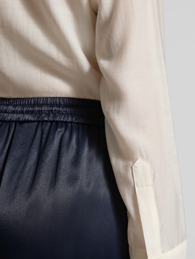 Frauenmodel trägt Wide Leg Hose aus reiner Viskose Modell 'TAVATI' von BOSS in Dunkelblau, Satinoptik, Detailaufnahme Hüfte
