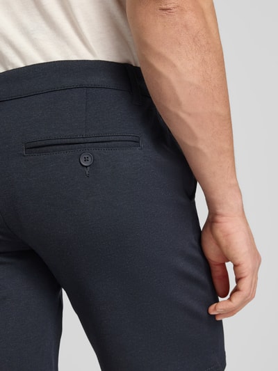 Männermodel trägt Regular Fit Chinoshorts aus Viskose-Mix Modell 'MARK' von Only & Sons in Melange-Optik, Gesäßtaschen, Nahaufnahme Rückansicht.