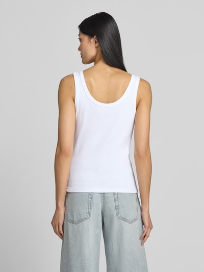 Vrouwenmodel draagt tanktop met florale applicaties van zero, wit katoenmix met stretch, fijnrib, nauwsluitend model, ruglengte maat 36: 39 cm, bandjes met bloemendetails. Ganzkörperansicht Rückansicht.